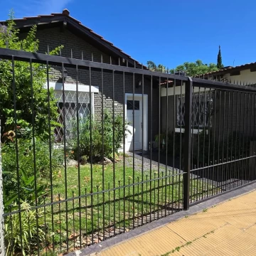 Casa tres dormitorios parque venta Castelar norte