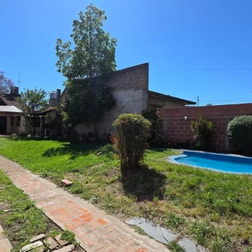 Casa 2 ambientes parque piscina cochera Ituzaingó Norte