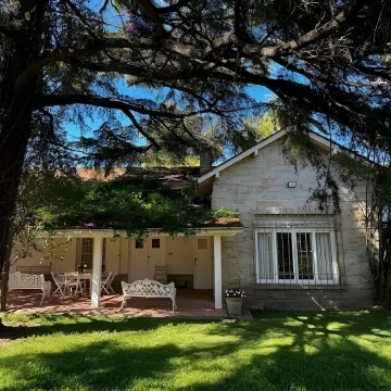 Chalet a refaccionar cinco ambientes amplio lote INVERSOR
