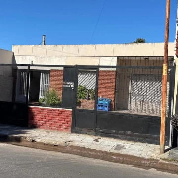 casa 4 ambientes venta Villa Luzuriaga