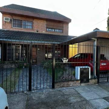 Casa venta tres dormitorios piscina Ituzaingo apto credito