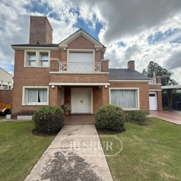 Casa en Venta en Valle Escondido 3 dormitorios con pileta y galería cerrada