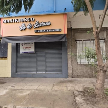 Venta local  metros esquina  Ituzaingó Norte