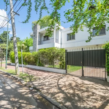 Casa en venta en San Isidro - 4 DORMITORIOS - JARDIN - PILETA – Barrio Las Carreras
