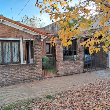 haedo norte casa en venta dos dormitorios, escritorio fondo