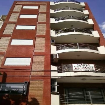 DOS AMBIENTES SEM PISO  COCHERA DOS BAÑOS 2 CUADRAS ESTACION