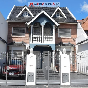 TRIPLEX CERCANO AL COLEGIO WARD VENTA