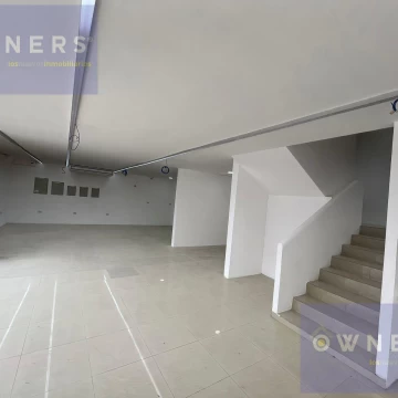ALQUILER  LOCAL  COMERCIAL CON MEZZANINE ÁREAS 400M2 CENTRO A 2 CUADRAS DEL MALECÓN