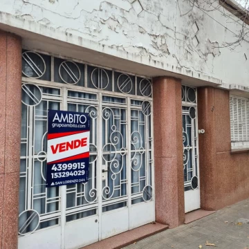Venta Casa al frente con Cochera y terraza a Reciclar Arroyito Rosario