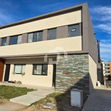 Casa Dúplex  en Venta en Spring Park, Pilar, G.B.A. Zona Norte