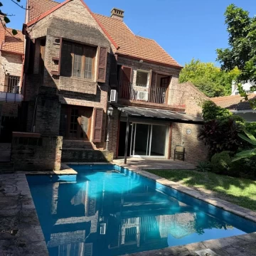 Casa estilo inglés en Martínez – Libertador al Río – Jardín, pileta y playroom