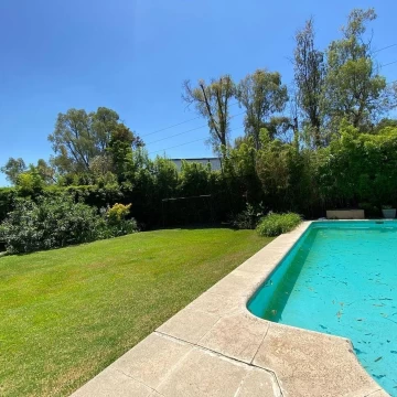 BARRIO LA ARBOLEDA, CASA EN VENTA CON GRAN JARDIN Y PILETA