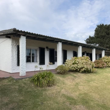 Casa en Chapadmalal sobre extenso terreno