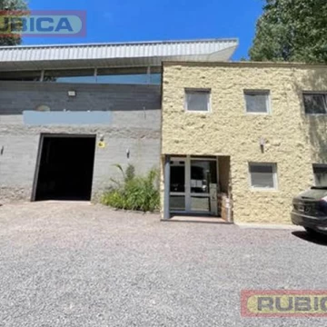 Venta con renta. Excelente Depósito con oficinas - Area de Promoción El Triángulo