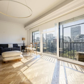 Departamento renovado en Venta, 3 dormitorios, vista abierta y muy luminoso. Retiro