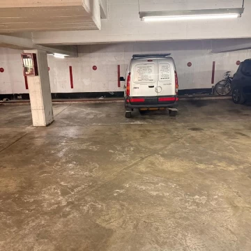 Venta cochera cubierta San Isidro Centro, portón eléctrico