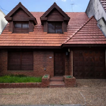 VENTA CASA 5 AMBIENTES CON PILETA Y PARRILLA EN BERNAL