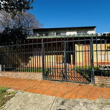 VENTA O ALQUILER DE LOCAL/SALÓN EN DOS PLANTAS CON OFICINAS EN BERAZATEGUI