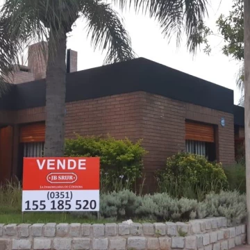 Casa a la venta en B° Urca de 3 dormitorios ,pileta ,en planta baja