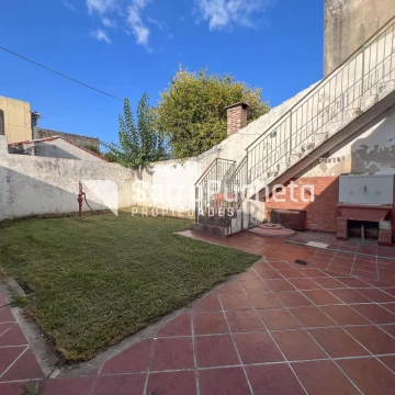 Venta de casa 3 ambientes con cochera cubierta y patio en Morón sur