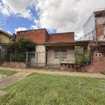 Casa en venta a refaccionar en Villa Ballester Lote 213 m2