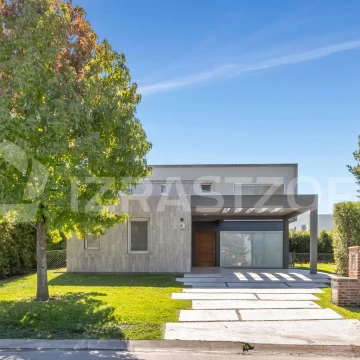 Casa en VENTA sobre lote central en Ayres Plaza