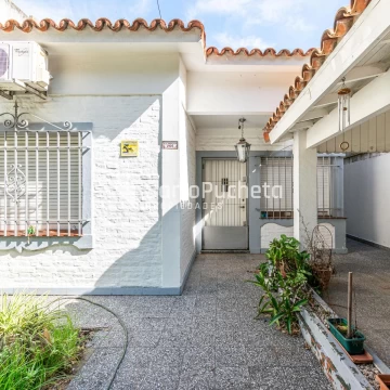 Venta casa 3 ambientes con gran Jardín y quincho cubierto en Castelar Sur