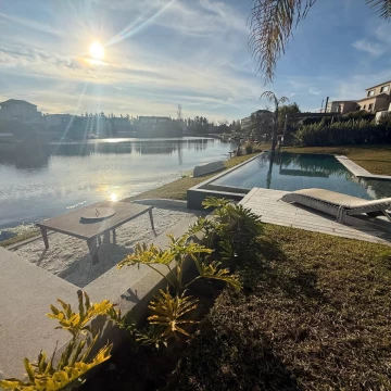 Casa en venta y/o alquiler, 4 dorimitorios. Cabos del Lago.Nordelta. A la laguna