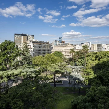 Departamento en venta en Tribunales – Piso alto con balcón y vista a Plaza Lavalle, 5 dormitorios.