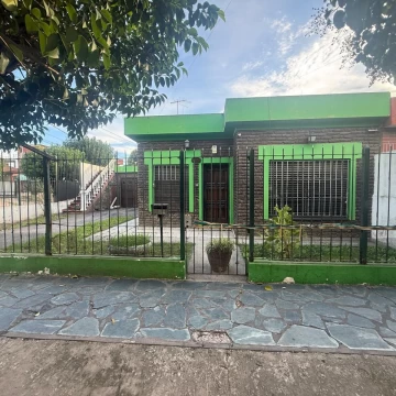 VENTA DE CASA 4 AMBIENTES, EN QUILMES, CON COCHERA, EZPELETA, APTO CREDITO, A RECICLAR !!!