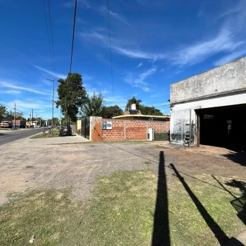 VENTA VILLA ELISA - Dos galpones con casa de un dormitorio en terreno de 1300 m²