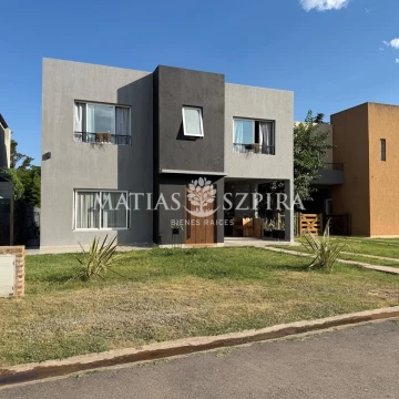 Casa en venta Solares De Zapiola 4 ambientes