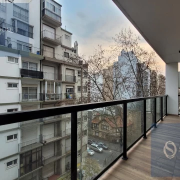 Venta Departamento cuatro ambientes con balcón y dos cocheras en Centro