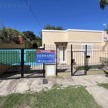 Venta o permuta casa 3 amb con excelente ubicación. Lanusse