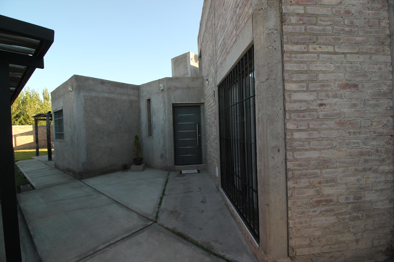 CASA EN VENTA LOS CORRALITOS , GUAYMALLEN , 3 DORMITORIOS , PARQUE , COCHERA - Principal