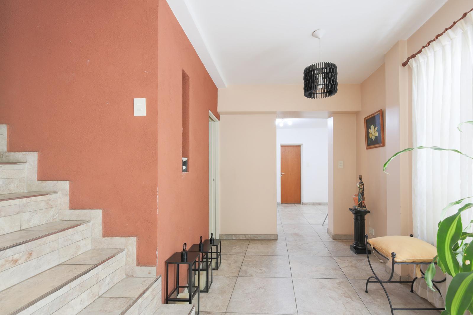 Escalera conexiòn con planta alta y living