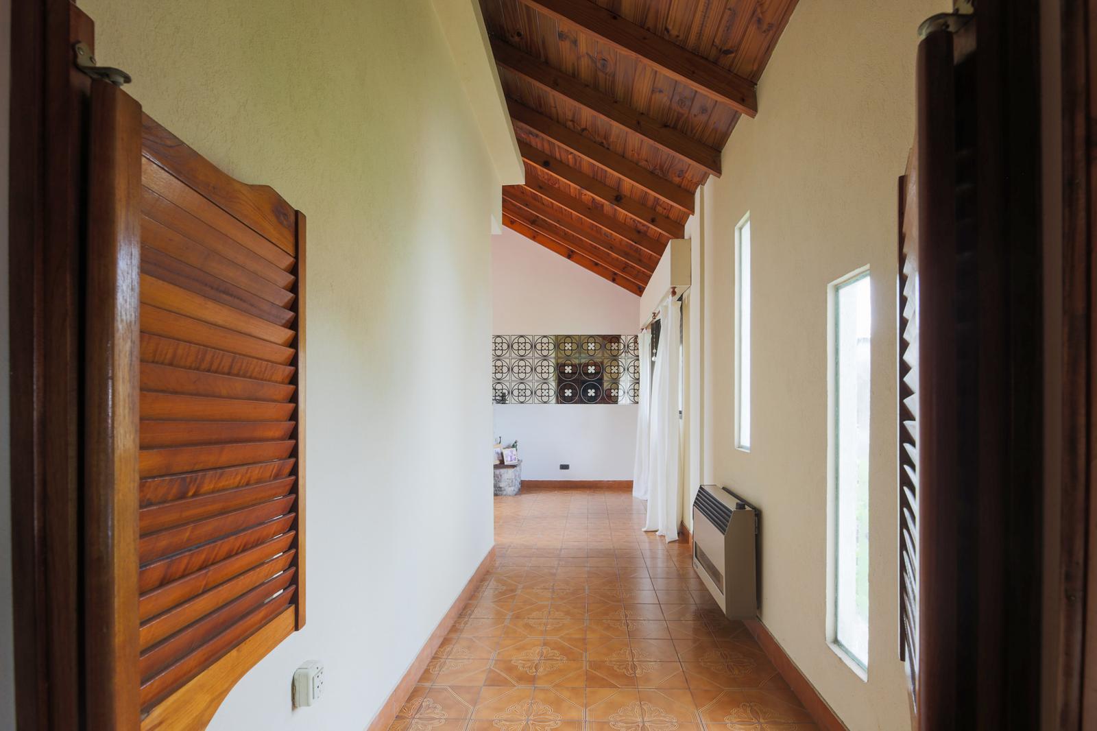 pasillo distribuciòn hacia living planta alta