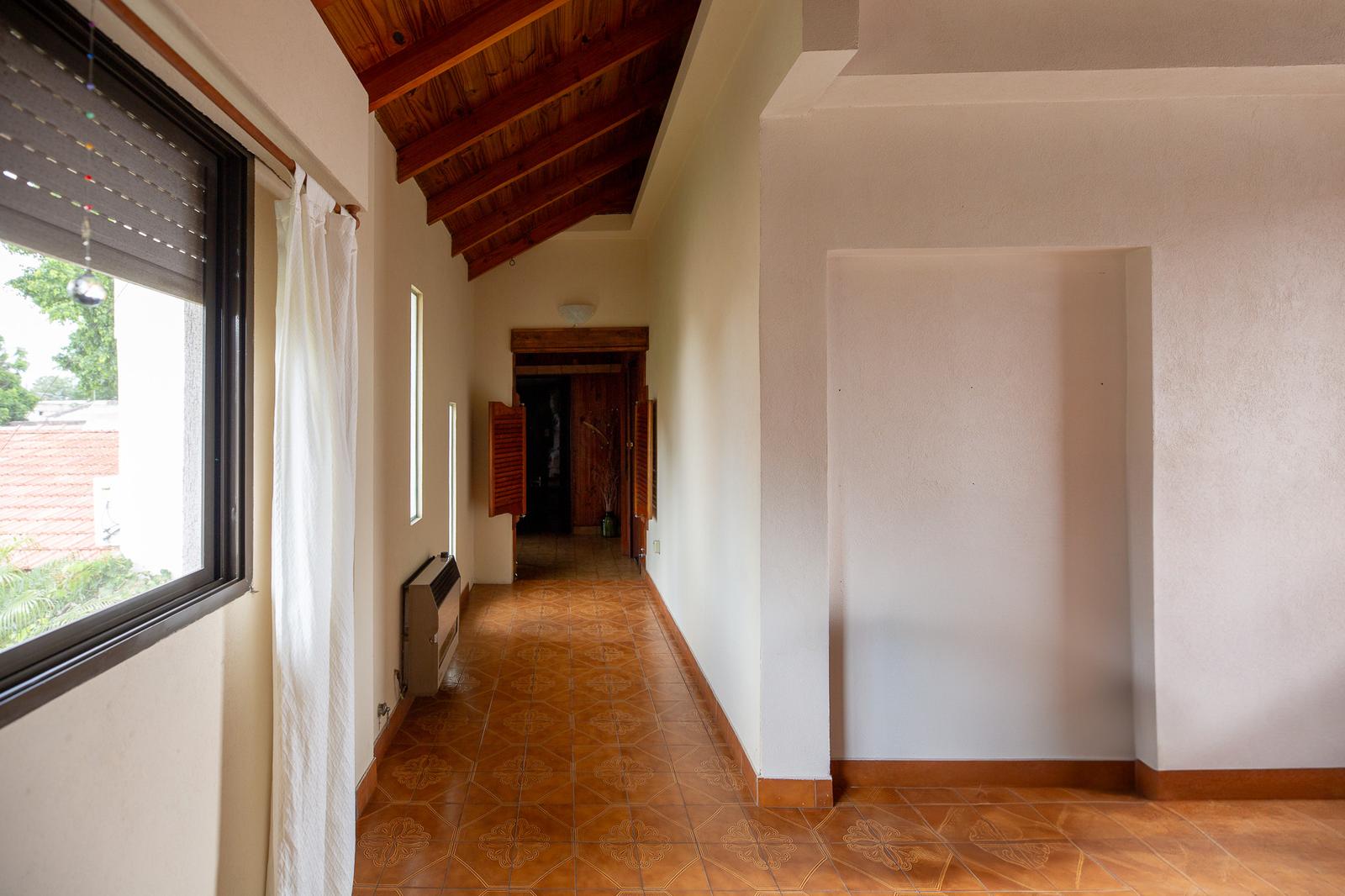 Pasillo distribuciòn planta alta , ventana al patio central
