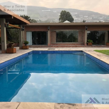 VENTA HERMOSA CASA RODEADA DE JARDINES EN CASUARINAS SURCO