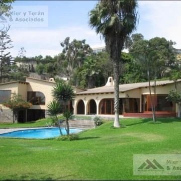 VENTA DE AMPLIA CASA EN CASUARINAS SURCO