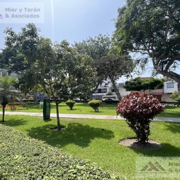 VENTA CASA EN MIRAFLORES FRENTE A PARQUE (609-1122-1)