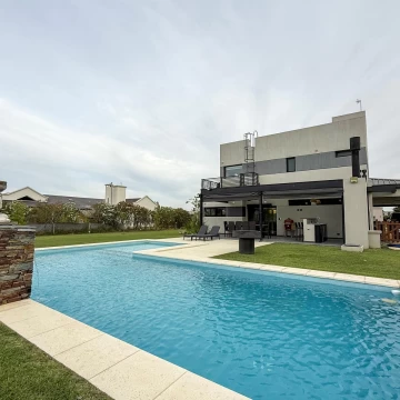 CASA SANTA RITA 5 AMB GALERIA PARRILLA Y PILETA ACEPTA PERMUTA