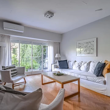 IMPECABLE 5 amb - Hecho a nuevo con balcón y TOTEM en Recoleta
