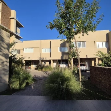 Duplex en venta  con jardín en Barrio Cerrado El Palmar, Nordelta. Con Pileta.
