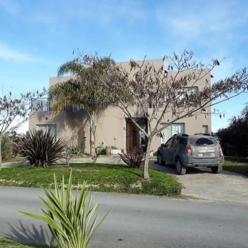 Casa en Barrio Santa Isabel I, 3 dormitorios con lote a la laguna. Maschwitz / Escobar