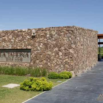 VENTA CASA 3 DORMITORIOS Y SERVICIO EN TAHONA
