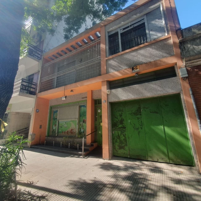 CASA EN VENTA 8 AMBIENTES CON PATIO Y GARAGE