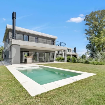Casa en Azzurra Tortugas 2 suites, 2 dorm, pileta. ACEPTA LOTE EN PARTE DE PAGO EN AZZURRA