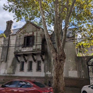 Casa en venta en Olivos. Para refaccionar. 6 ambientes. 4 dorm. Pileta. Jardín.