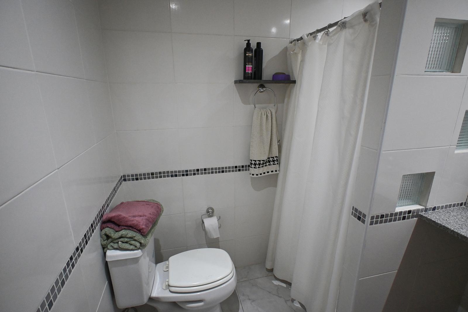 Baño completo de la suite